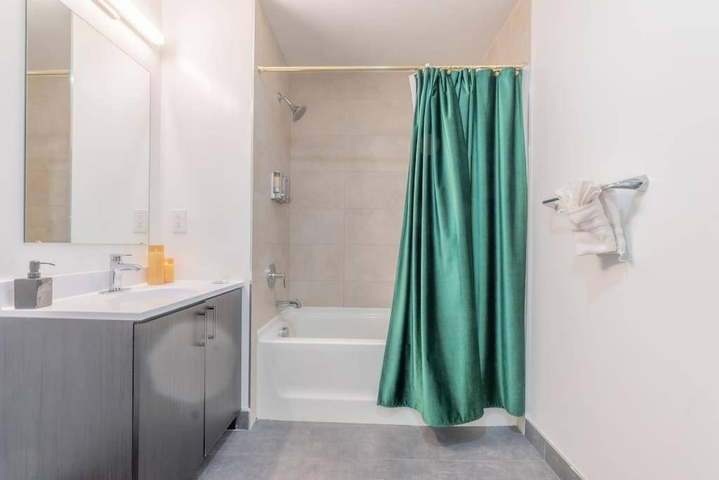 2 Bedroom 2 Bath Suite, Near American Dream And The Airport, Free Parking, King Bed And 2 Queen Beds, Washer And Dryer Orange Exteriér fotografie
