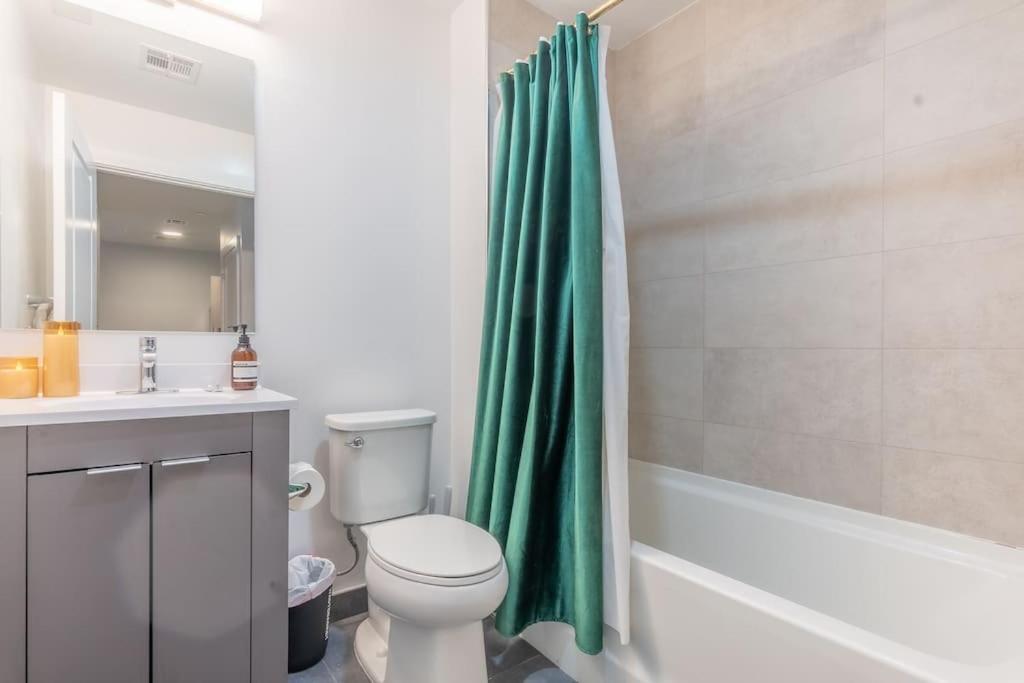 2 Bedroom 2 Bath Suite, Near American Dream And The Airport, Free Parking, King Bed And 2 Queen Beds, Washer And Dryer Orange Exteriér fotografie