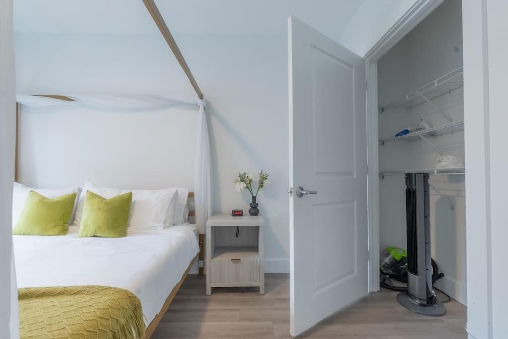 2 Bedroom 2 Bath Suite, Near American Dream And The Airport, Free Parking, King Bed And 2 Queen Beds, Washer And Dryer Orange Exteriér fotografie