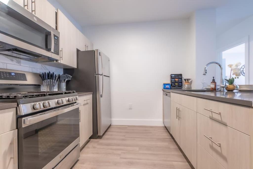 2 Bedroom 2 Bath Suite, Near American Dream And The Airport, Free Parking, King Bed And 2 Queen Beds, Washer And Dryer Orange Exteriér fotografie