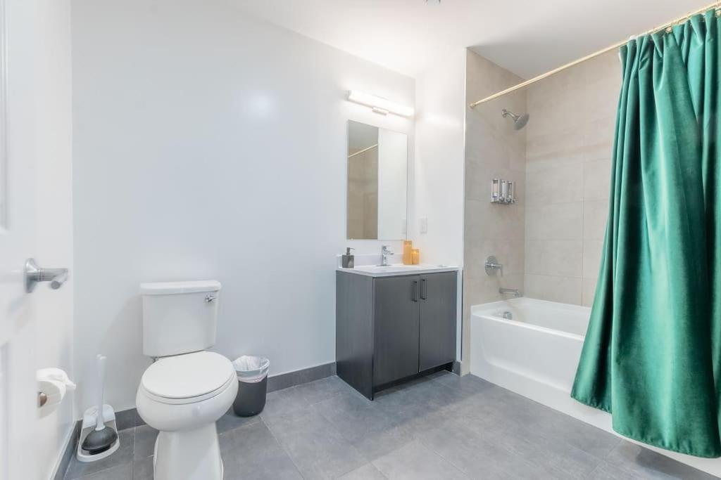 2 Bedroom 2 Bath Suite, Near American Dream And The Airport, Free Parking, King Bed And 2 Queen Beds, Washer And Dryer Orange Exteriér fotografie